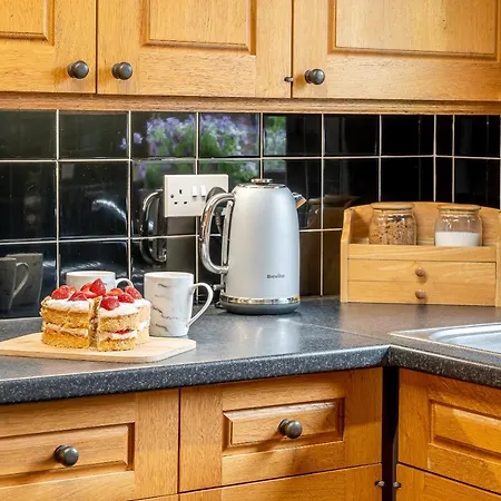 14 Cloisters Walk Apartman