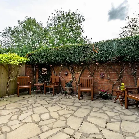 14 Cloisters Walk Apartman *