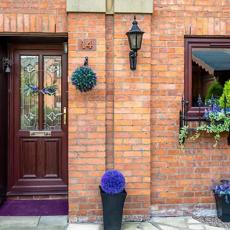 14 Cloisters Walk Apartman *