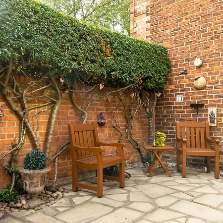 14 Cloisters Walk