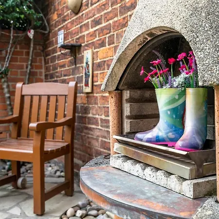 14 Cloisters Walk *